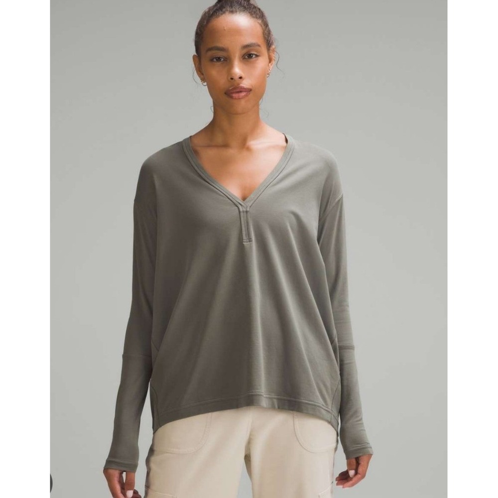 Lululemon‎ V-Neck Long Sleeve Top Women M Grey Good Relaxed Fit Henley Seam